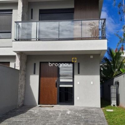 Casa com 217m², 3 quartos (sendo 3 suítes), 2 garagens, no bairro Cachoeira do Bom Jesus em Florianópolis