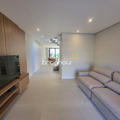 Casa com 217m², 3 quartos (sendo 3 suítes), 2 garagens, no bairro Cachoeira do Bom Jesus em Florianópolis