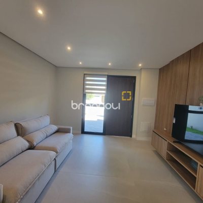 Casa com 217m², 3 quartos (sendo 3 suítes), 2 garagens, no bairro Cachoeira do Bom Jesus em Florianópolis