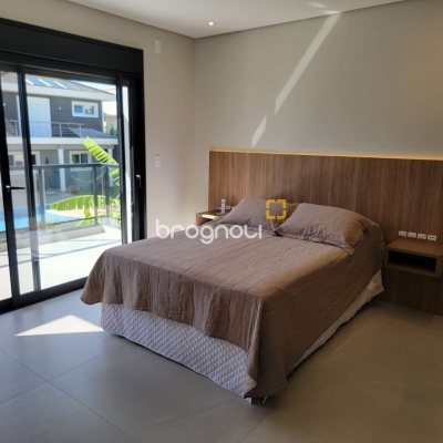 Casa com 217m², 3 quartos (sendo 3 suítes), 2 garagens, no bairro Cachoeira do Bom Jesus em Florianópolis