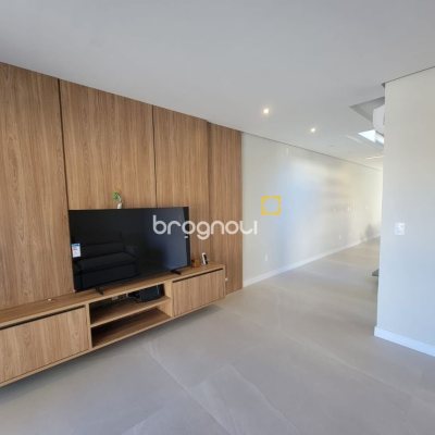 Casa com 217m², 3 quartos (sendo 3 suítes), 2 garagens, no bairro Cachoeira do Bom Jesus em Florianópolis