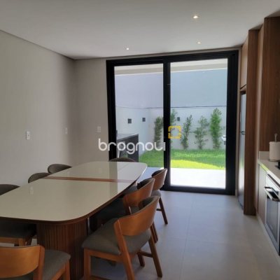 Casa com 217m², 3 quartos (sendo 3 suítes), 2 garagens, no bairro Cachoeira do Bom Jesus em Florianópolis