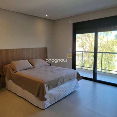 Casa com 217m², 3 quartos (sendo 3 suítes), 2 garagens, no bairro Cachoeira do Bom Jesus em Florianópolis