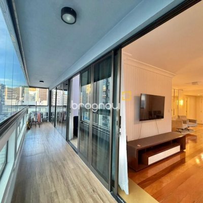 Apartamento com 146m², 4 quartos (sendo 1 suíte), 2 garagens, no bairro Centro em Florianópolis