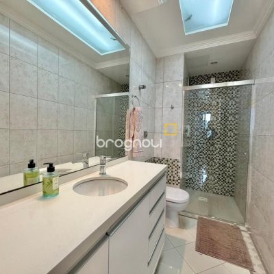 Apartamento com 146m², 4 quartos (sendo 1 suíte), 2 garagens, no bairro Centro em Florianópolis