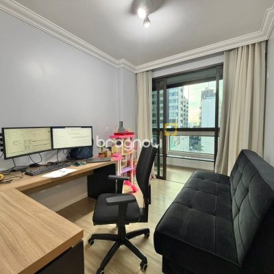 Apartamento com 146m², 4 quartos (sendo 1 suíte), 2 garagens, no bairro Centro em Florianópolis