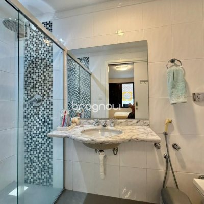 Apartamento com 146m², 4 quartos (sendo 1 suíte), 2 garagens, no bairro Centro em Florianópolis