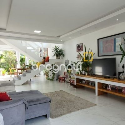 Casa com 300m², 4 quartos (sendo 1 suíte), 2 garagens, no bairro Pedra Branca em Palhoça