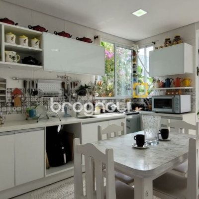 Casa com 300m², 4 quartos (sendo 1 suíte), 2 garagens, no bairro Pedra Branca em Palhoça
