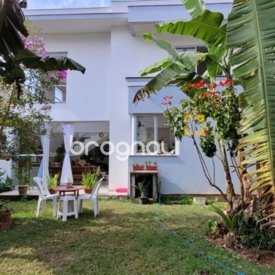 Casa com 300m², 4 quartos (sendo 1 suíte), 2 garagens, no bairro Pedra Branca em Palhoça