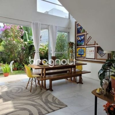 Casa com 300m², 4 quartos (sendo 1 suíte), 2 garagens, no bairro Pedra Branca em Palhoça