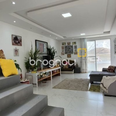Casa com 300m², 4 quartos (sendo 1 suíte), 2 garagens, no bairro Pedra Branca em Palhoça