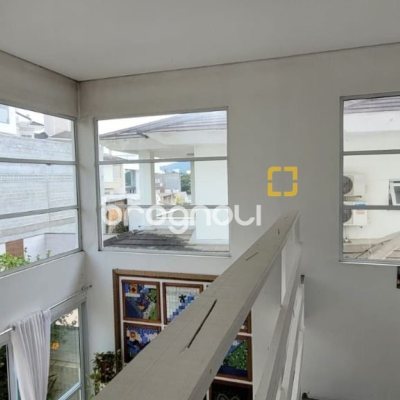 Casa com 300m², 4 quartos (sendo 1 suíte), 2 garagens, no bairro Pedra Branca em Palhoça