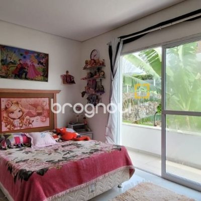 Casa com 300m², 4 quartos (sendo 1 suíte), 2 garagens, no bairro Pedra Branca em Palhoça