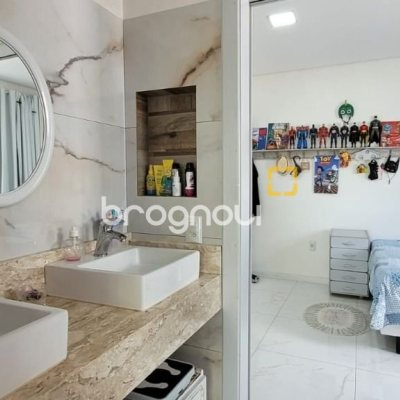 Casa com 300m², 4 quartos (sendo 1 suíte), 2 garagens, no bairro Pedra Branca em Palhoça