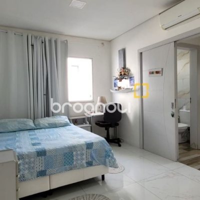 Casa com 300m², 4 quartos (sendo 1 suíte), 2 garagens, no bairro Pedra Branca em Palhoça