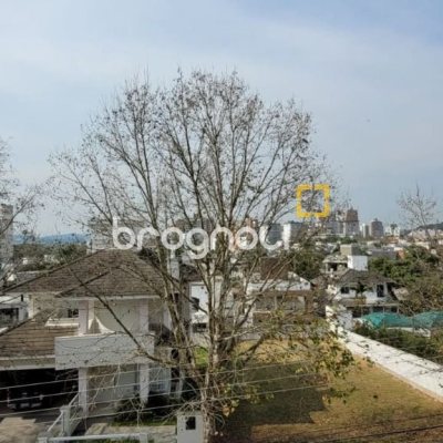 Casa com 300m², 4 quartos (sendo 1 suíte), 2 garagens, no bairro Pedra Branca em Palhoça