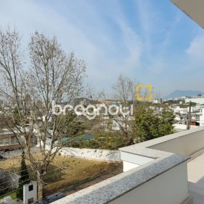 Casa com 300m², 4 quartos (sendo 1 suíte), 2 garagens, no bairro Pedra Branca em Palhoça