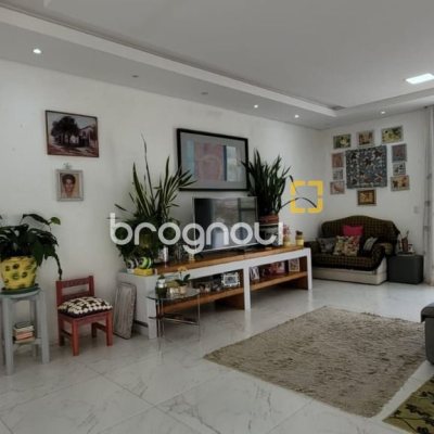Casa com 300m², 4 quartos (sendo 1 suíte), 2 garagens, no bairro Pedra Branca em Palhoça