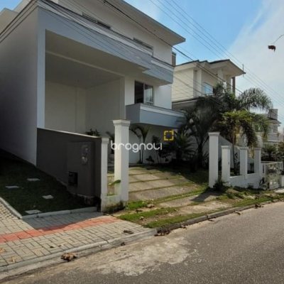 Casa com 300m², 4 quartos (sendo 1 suíte), 2 garagens, no bairro Pedra Branca em Palhoça