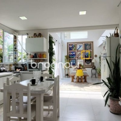 Casa com 300m², 4 quartos (sendo 1 suíte), 2 garagens, no bairro Pedra Branca em Palhoça