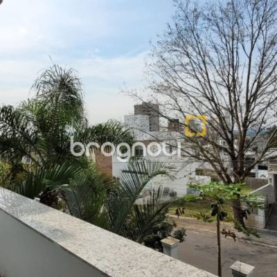 Casa com 300m², 4 quartos (sendo 1 suíte), 2 garagens, no bairro Pedra Branca em Palhoça