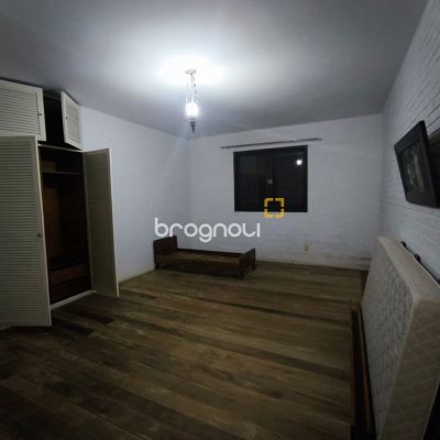 Casa com 297m², 3 quartos (sendo 1 suíte), 2 garagens, no bairro Estreito em Florianópolis