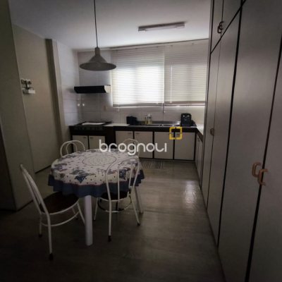 Casa com 297m², 3 quartos (sendo 1 suíte), 2 garagens, no bairro Estreito em Florianópolis