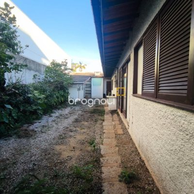 Casa com 297m², 3 quartos (sendo 1 suíte), 2 garagens, no bairro Estreito em Florianópolis