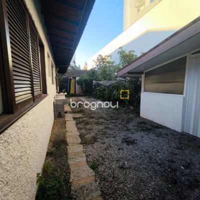 Casa com 297m², 3 quartos (sendo 1 suíte), 2 garagens, no bairro Estreito em Florianópolis