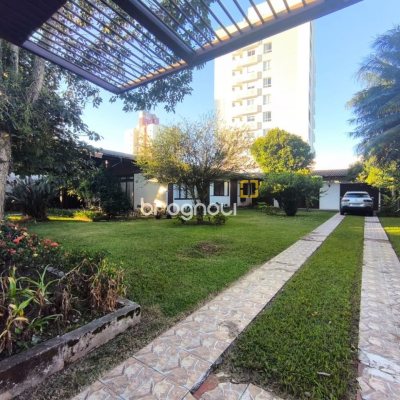 Casa com 297m², 3 quartos (sendo 1 suíte), 2 garagens, no bairro Estreito em Florianópolis