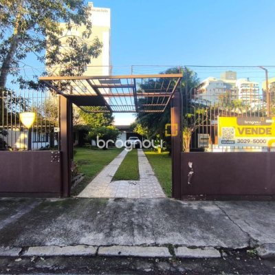 Casa com 297m², 3 quartos (sendo 1 suíte), 2 garagens, no bairro Estreito em Florianópolis