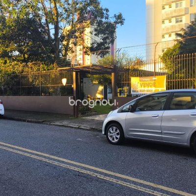 Casa com 297m², 3 quartos (sendo 1 suíte), 2 garagens, no bairro Estreito em Florianópolis