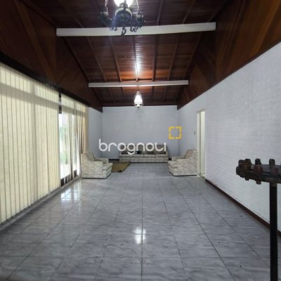 Casa com 297m², 3 quartos (sendo 1 suíte), 2 garagens, no bairro Estreito em Florianópolis