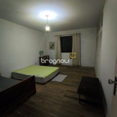 Casa com 297m², 3 quartos (sendo 1 suíte), 2 garagens, no bairro Estreito em Florianópolis