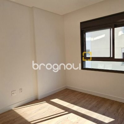 Apartamento com 113m², 3 quartos (sendo 3 suítes), 2 garagens, no bairro Kobrasol em São José