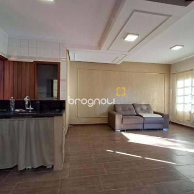 Casa com 74m², 2 quartos (sendo 1 suíte), 3 garagens, no bairro Ingleses em Florianópolis