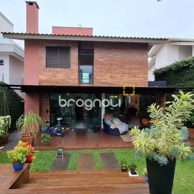 Casa com 200m², 3 quartos (sendo 1 suíte), 2 garagens, no bairro Pedra Branca em Palhoça