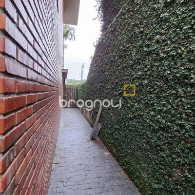 Casa com 200m², 3 quartos (sendo 1 suíte), 2 garagens, no bairro Pedra Branca em Palhoça