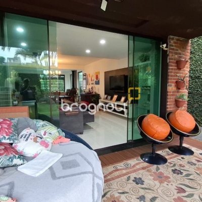 Casa com 200m², 3 quartos (sendo 1 suíte), 2 garagens, no bairro Pedra Branca em Palhoça