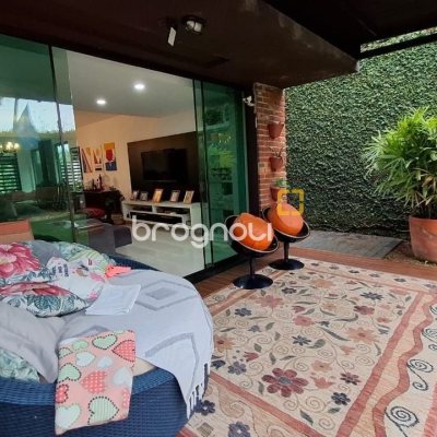 Casa com 200m², 3 quartos (sendo 1 suíte), 2 garagens, no bairro Pedra Branca em Palhoça
