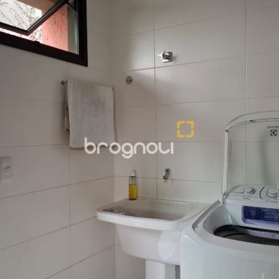 Casa com 200m², 3 quartos (sendo 1 suíte), 2 garagens, no bairro Pedra Branca em Palhoça