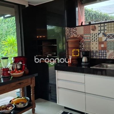 Casa com 200m², 3 quartos (sendo 1 suíte), 2 garagens, no bairro Pedra Branca em Palhoça