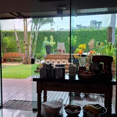 Casa com 200m², 3 quartos (sendo 1 suíte), 2 garagens, no bairro Pedra Branca em Palhoça