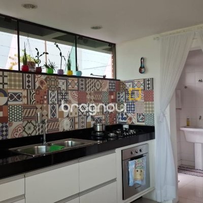 Casa com 200m², 3 quartos (sendo 1 suíte), 2 garagens, no bairro Pedra Branca em Palhoça
