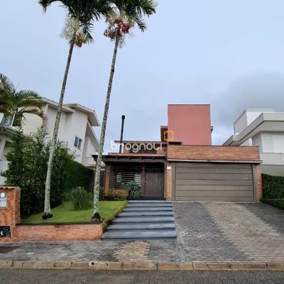 Casa com 200m², 3 quartos (sendo 1 suíte), 2 garagens, no bairro Pedra Branca em Palhoça