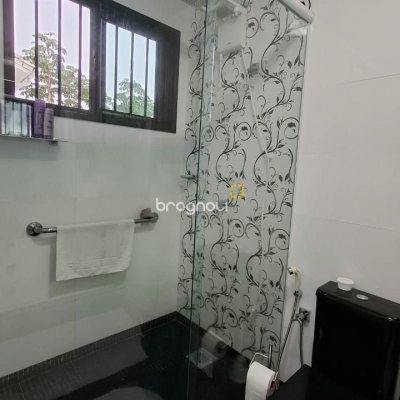 Casa com 200m², 3 quartos (sendo 1 suíte), 2 garagens, no bairro Pedra Branca em Palhoça
