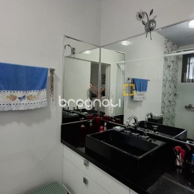 Casa com 200m², 3 quartos (sendo 1 suíte), 2 garagens, no bairro Pedra Branca em Palhoça