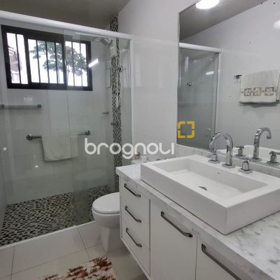 Casa com 200m², 3 quartos (sendo 1 suíte), 2 garagens, no bairro Pedra Branca em Palhoça
