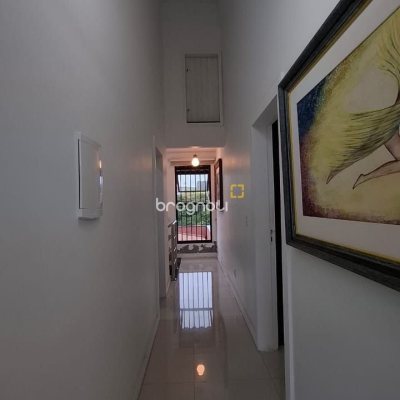 Casa com 200m², 3 quartos (sendo 1 suíte), 2 garagens, no bairro Pedra Branca em Palhoça